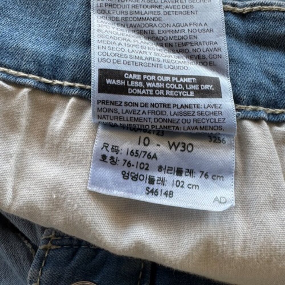 Levis Bermuda Shorts - Picture 2 of 5